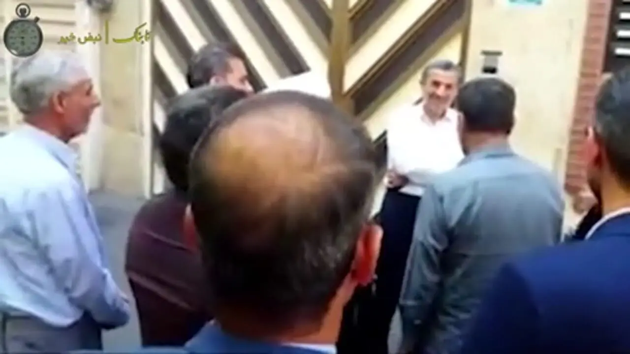 تجمع درب منزل احمدی‌نژاد برای کاندید شدنش در ریاست جمهوری/ فیلم