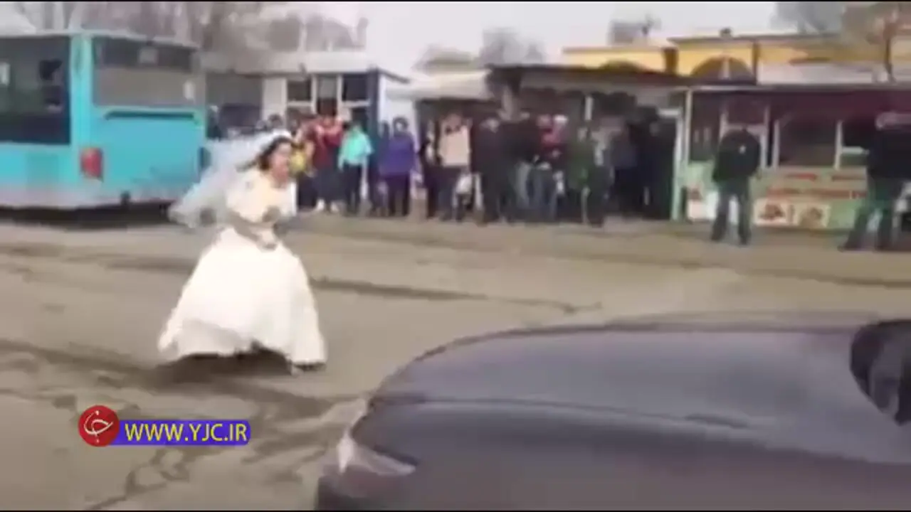 کتک کاری وحشتناک عروس و داماد وسط خیابان/ ویدئو